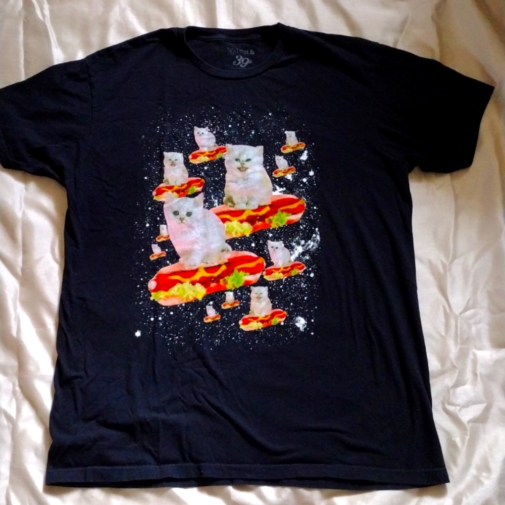 Kitty and hot dogs on a black ex large t-shirt like new